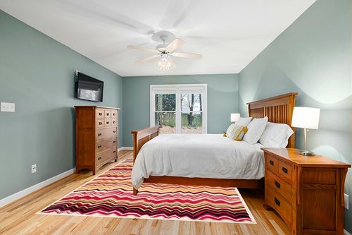 SAFAVIEH Wyndham Collection Area Rug - 8' x 10', Red & Multi, Handmade Modern Wool, Ideal for High Traffic Areas in Living Room, Bedroom (WYD317B) in Teal and Orange Wood Bedroom