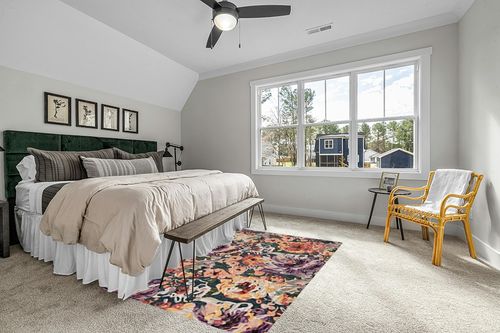 SAFAVIEH Blossom Collection Area Rug - 5' x 8', Blue & Purple, Handmade French Country Floral Wool, Ideal for High Traffic Areas in Living Room, Bedroom (BLM463M) in Grey Traditional Bedroom with King Bed