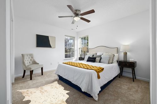 NuLOOM Iraida Contemporary Faux Cowhide Area Rug, 3' 10" x 5', Off-white in White and Yellow Modern Bedroom