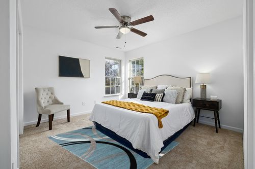 Rugshop Modern Wavy Circles Design Area Rug 5' 3" x 7' 3" Blue in White and Yellow Modern Bedroom