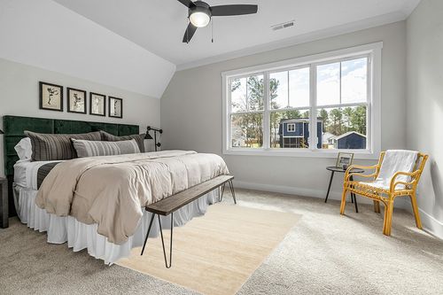 SAFAVIEH Adirondack Collection Area Rug - 5'1" x 7'6", Champagne & Cream, Modern Ombre Design, Non-Shedding & Easy Care, Ideal for High Traffic Areas in Living Room, Bedroom (ADR113W) in Grey Traditional Bedroom with King Bed