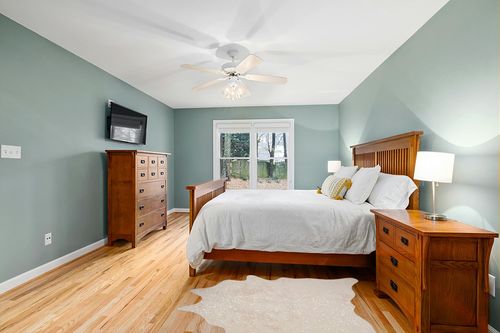 Loloi II Bryce Collection BZ-08 Ivory/Champagne 3'-10" x 5' Accent Rug in Teal and Orange Wood Bedroom