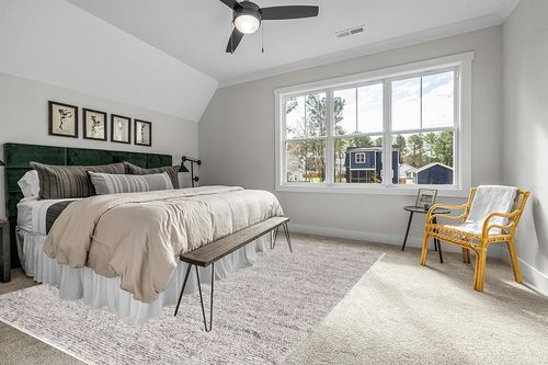 SAFAVIEH Natura Collection Area Rug - 9' x 12', Light Grey & Ivory, Handmade Farmhouse Wool, Ideal for High Traffic Areas in Living Room, Bedroom (NAT620G) in Grey Traditional Bedroom with King Bed