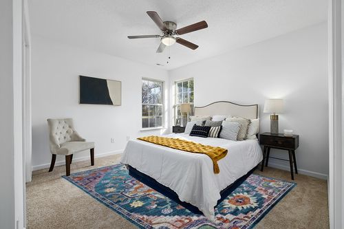 SAFAVIEH Crystal Collection Area Rug - 8' x 10', Teal & Rose, Medallion Distressed Design, Non-Shedding & Easy Care, Ideal for High Traffic Areas in Living Room, Bedroom (CRS501T) in White and Yellow Modern Bedroom