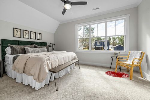 Christmas Pine Round Area Rug 3ft,Washable Outdoor Indoor Carpet Runner Rug for Bedroom,Kitchen,Bathroom,Living/Dining/Laundry Room,Office,Area+Rug Bath Door Mat Red Xmas Tree Branch Berry in Grey Traditional Bedroom with King Bed