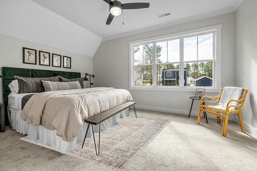 ‎Natural / Ocean ‎Traditional and Distressed Design Living Room ‎Area Rug in Grey Traditional Bedroom with King Bed