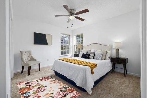 Boho Farmhouse Floral Rug for Bedroom, Low Pile Thin 4x6 Area Rug Machine Washable Soft Shag Nursery Rug Non-Slip Kithcen Entryway Rugs Shabby Chic Vintage Flowers Indoor Floor Carpet for Living Room in White and Yellow Modern Bedroom