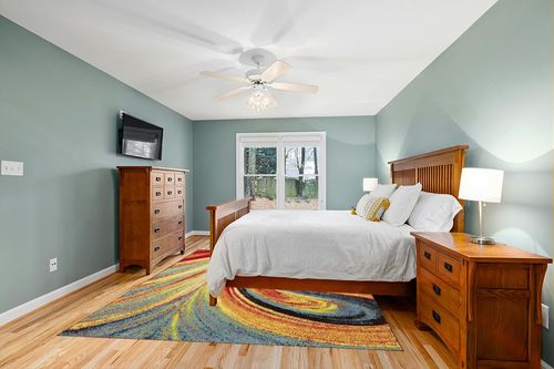 Home Dynamix Adja Modern Area Rug, Splash (7'10" x 10'2") in Teal and Orange Wood Bedroom