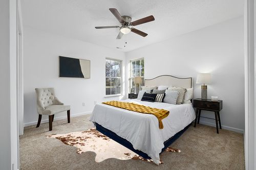 nuLOOM Iraida Contemporary Faux Cowhide Area Rug, 5' 9" x 7' 7", Brown in White and Yellow Modern Bedroom