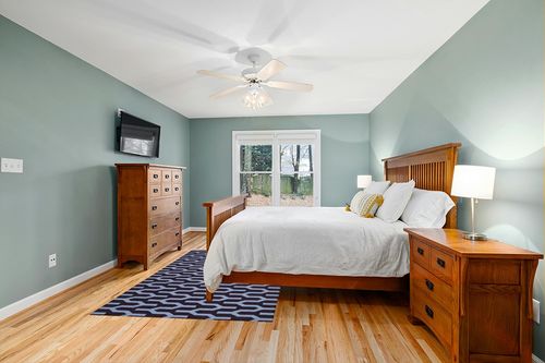 SAFAVIEH Dhurries Collection 5' x 8' Purple / Blue DHU630B Handmade Flatweave Premium Wool Area Rug in Teal and Orange Wood Bedroom