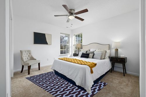 SAFAVIEH Dhurries Collection 5' x 8' Purple / Blue DHU630B Handmade Flatweave Premium Wool Area Rug in White and Yellow Modern Bedroom