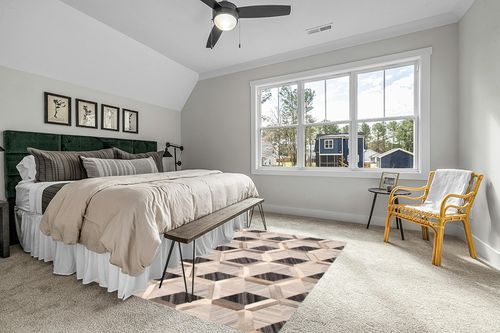 eCarpet Gallery Hand-Knotted | Area Rug for Living Room, Bedroom | Cowhide Patchwork Accent Grey Rug 5'6" x 7'7" | 350680 in Grey Traditional Bedroom with King Bed