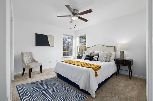 SAFAVIEH Amherst Collection Accent Rug - 4' x 6', Navy & Ivory, Mid-Century Modern Design, Non-Shedding & Easy Care, Ideal for High Traffic Areas in Entryway, Living Room, Bedroom (AMT430P) in White and Yellow Modern Bedroom