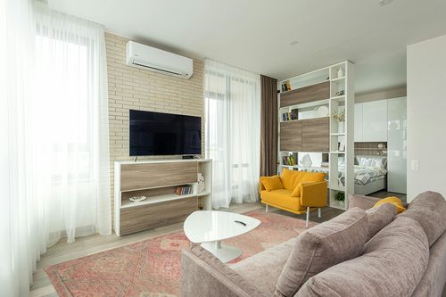 Justina Blakeney x Loloi Malik Collection MAL-01 Dove / Sunset 7'-6" x 9'-6" Area Rug in Light Modern Living Room with TV