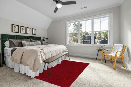 Unique Loom Solid Shag Collection Area Rug (5' 3" x 8' Rectangle, Cherry Red) in Grey Traditional Bedroom with King Bed