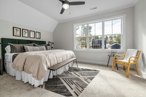 nuLOOM Elaine Handmade Leather Cowhide Geometric Area Rug, 5x8, Grey in Grey Traditional Bedroom with King Bed