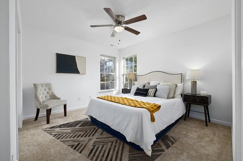 nuLOOM Elaine Handmade Leather Cowhide Geometric Area Rug, 5x8, Grey in White and Yellow Modern Bedroom