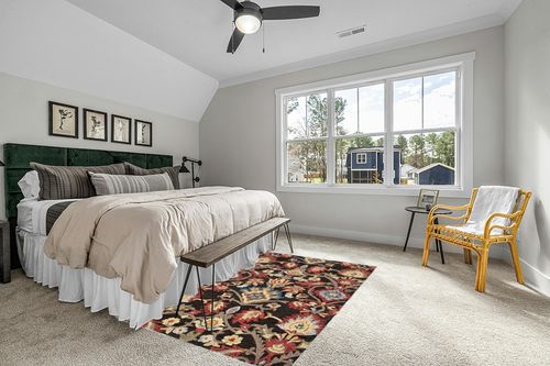 SAFAVIEH Blossom Collection 5' x 8' Charcoal/Multi BLM402H Handmade Floral Premium Wool Living Room Dining Bedroom Area Rug in Grey Traditional Bedroom with King Bed