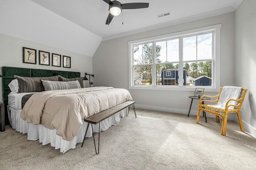 SAFAVIEH Textural Collection Area Rug - 6' x 9', Ivory, Handmade Wool, Ideal for High Traffic Areas in Living Room, Bedroom (TXT101A) in Grey Traditional Bedroom with King Bed