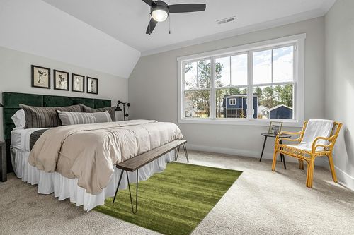 ‎Green/Hunter Green ‎Casual ‎Stain-resistant ‎Area Rug in Grey Traditional Bedroom with King Bed