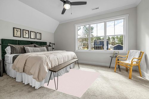 Martha Stewart Collection by SAFAVIEH 5' x 7' Pink/Ivory MSR484U Contemporary Geometric Cotton Area Rug in Grey Traditional Bedroom with King Bed