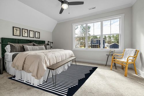 SAFAVIEH Montauk Collection Area Rug - 8' x 10', Black & Ivory, Handmade Flat Weave Boho Farmhouse Cotton Modern Stripe, Ideal for High Traffic Areas in Living Room, Bedroom (MTK313Z) in Grey Traditional Bedroom with King Bed