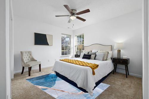 SAFAVIEH Tacoma Collection Area Rug - 5' x 8', Blue & Gold, Mid-Century Modern Design, Non-Shedding & Easy Care, Machine Washable Ideal for High Traffic Areas in Living Room, Bedroom (TAC836M) in White and Yellow Modern Bedroom