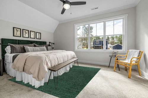 JONATHAN Y SEU100L-8 Haze Solid Low-Pile Indoor Area-Rug Casual Contemporary Solid Traditional Easy-Cleaning Bedroom Kitchen Living Room Non Shedding, 8 ft x 10 ft, Emerald in Grey Traditional Bedroom with King Bed