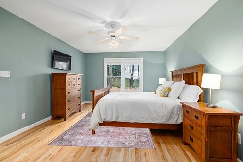 SAFAVIEH Tucson Collection Area Rug - 6' x 9', Pink & Beige, Persian Design, Non-Shedding Machine Washable & Slip Resistant Ideal for High Traffic Areas in Living Room, Bedroom (TSN144U) in Teal and Orange Wood Bedroom