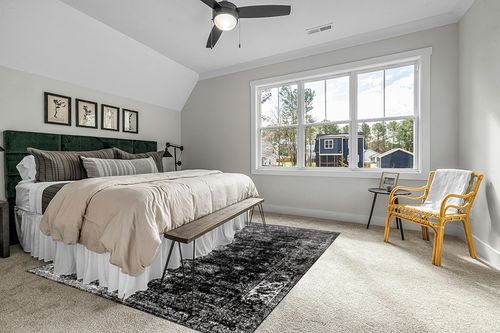Unique Loom Sofia Collection Area Rug - Casino (7' 10" x 10' Rectangle, Black/ Ivory) in Grey Traditional Bedroom with King Bed