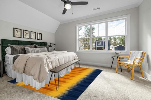 SAFAVIEH Kilim Collection Area Rug - 8' x 10', Dark Blue & Yellow, Handmade Flat Weave Wool, Ideal for High Traffic Areas in Living Room, Bedroom (KLM821B) in Grey Traditional Bedroom with King Bed