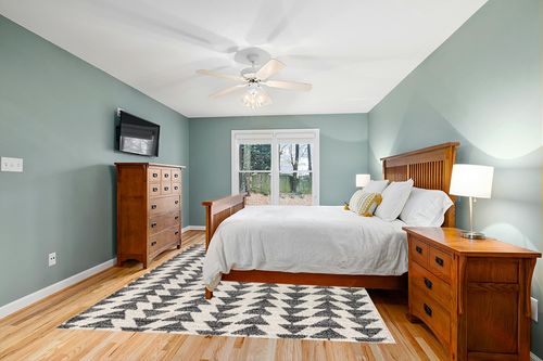 JONATHAN Y MOH206A-8 Aisha Moroccan Triangle Geometric Indoor Farmhouse Area-Rug Bohemian Minimalistic Easy-Cleaning Bedroom Kitchen Living Room Non Shedding, 8 X 10, Cream,Black in Teal and Orange Wood Bedroom