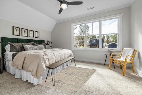 ‎Java / Multi ‎Traditional ‎Stitched Edge, Cotton Canvas Backing ‎Area Rug in Grey Traditional Bedroom with King Bed