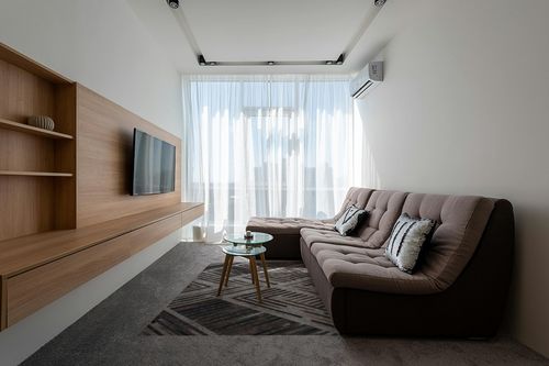 nuLOOM Elaine Handmade Leather Cowhide Geometric Area Rug, 5x8, Grey in Grey Living Room with Brown Couch