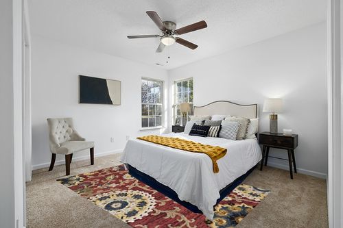 SAFAVIEH Blossom Collection 6' x 9' Red / Multi BLM401C Handmade Premium Wool Area Rug in White and Yellow Modern Bedroom