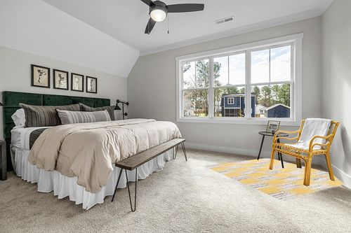SAFAVIEH Montauk Collection Area Rug - 6' Square, Yellow & Multi, Handmade Fringe Cotton, Ideal for High Traffic Areas in Living Room, Bedroom (MTK721A) in Grey Traditional Bedroom with King Bed