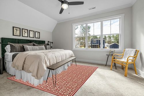 SAFAVIEH Linden Collection 8' x 10' Red/Cream LND134Q Geometric Indoor/ Outdoor Non-Shedding Easy scrubbing Patio Backyard Porch Deck Mudroom Area-Rug in Grey Traditional Bedroom with King Bed