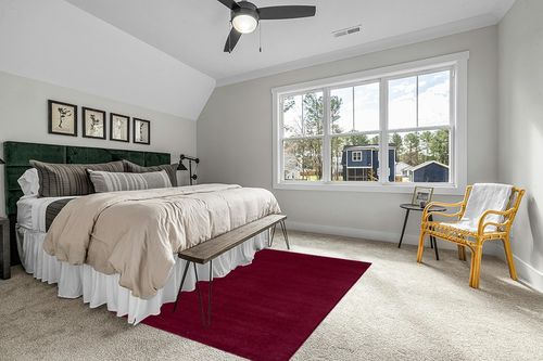 SAFAVIEH Himalaya Collection Area Rug - 5' x 8', Red, Handmade Wool, Ideal for High Traffic Areas in Living Room, Bedroom (HIM610G) in Grey Traditional Bedroom with King Bed