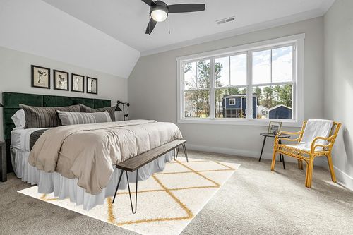 SAFAVIEH Hudson Shag Collection Area Rug - 8' x 10', Ivory & Gold, Modern Trellis Design, Non-Shedding & Easy Care, 2-inch Thick Ideal for High Traffic Areas in Living Room, Bedroom (SGH281E) in Grey Traditional Bedroom with King Bed