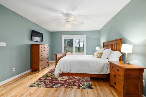 SAFAVIEH Blossom Collection 6' x 9' Red / Multi BLM401C Handmade Premium Wool Area Rug in Teal and Orange Wood Bedroom