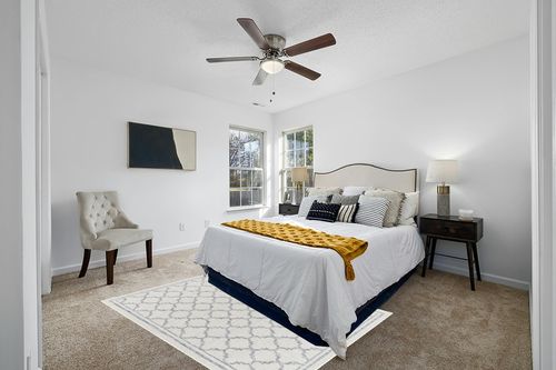 Mark&Day Outdoor Rugs, 5x7 Agenda Traditional Ivory Indoor/Outdoor Area Rug, Ivory Blue Carpet for Patio, Porch, Deck, Bedroom, Living Room or Kitchen (5'3" x 7') in White and Yellow Modern Bedroom