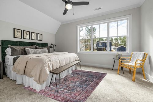 SAFAVIEH Tucson Collection Area Rug - 6' x 9', Dark Green & Rust, Persian Design, Non-Shedding Machine Washable & Slip Resistant Ideal for High Traffic Areas in Living Room, Bedroom (TSN175Y) in Grey Traditional Bedroom with King Bed