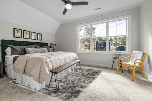 SAFAVIEH Ocean Shag Collection Area Rug - 8' x 10', Silver, Handmade Solid, 2.4-inch Thick Ideal for High Traffic Areas in Living Room, Bedroom (OCG101G) in Grey Traditional Bedroom with King Bed