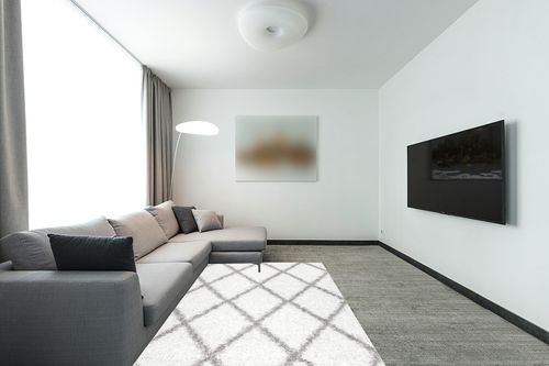 NuLOOM Tess Moroccan Shag Area Rug, 5' 3" x 7' 6", White in Modern Living Room with Grey Couch