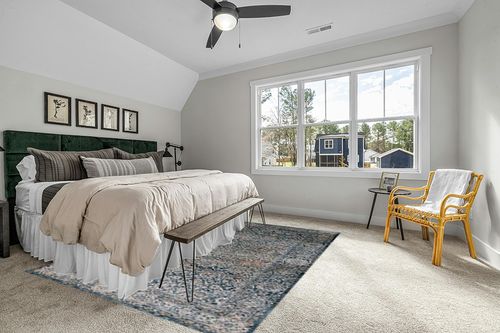 SAFAVIEH Valencia Collection Area Rug - 8' x 10', Blue, Vintage Oriental Design, Non-Shedding & Easy Care, Ideal for High Traffic Areas in Living Room, Bedroom (VAL570M) in Grey Traditional Bedroom with King Bed