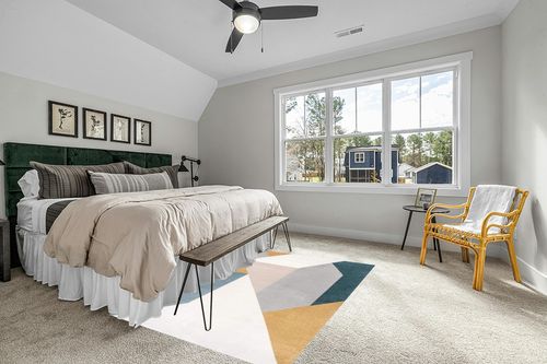 nuLOOM Raegan Modern Abstract Area Rug, 5x8, Light Grey in Grey Traditional Bedroom with King Bed