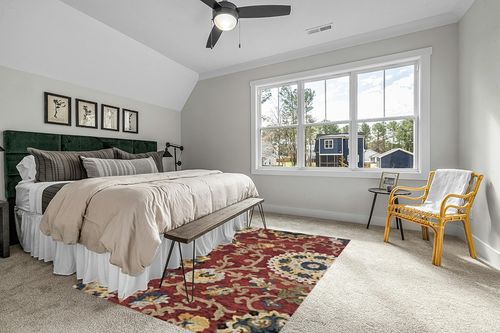 SAFAVIEH Blossom Collection 6' x 9' Red / Multi BLM401C Handmade Premium Wool Area Rug in Grey Traditional Bedroom with King Bed