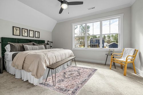 nuLOOM Sasha Machine Washable Medallion Area Rug, 5x8, Pink in Grey Traditional Bedroom with King Bed