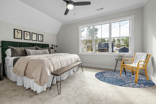 JONATHAN Y SMB110C-6R Zinnia Modern Floral Textured Weave Indoor Outdoor Area-Rug Bohemian Coastal Easy-Cleaning Bedroom Kitchen Backyard Patio Non Shedding, 6' Round, Navy/Aqua in Grey Traditional Bedroom with King Bed