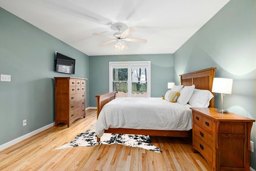 nuLOOM Marcia Machine Washable Faux Cowhide Area Rug, 5' 9" x 7' 7", Black in Teal and Orange Wood Bedroom